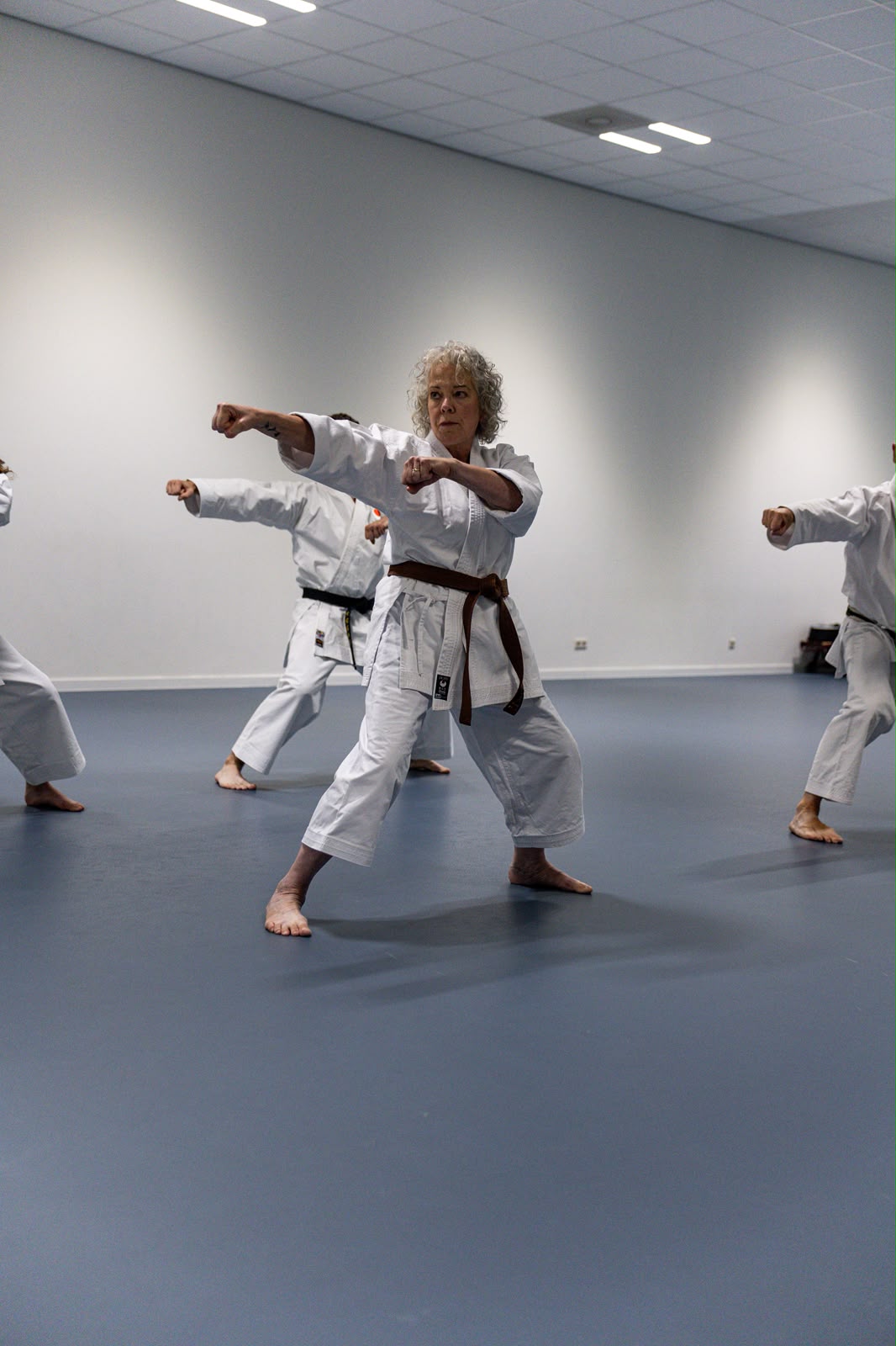 Karateka tijdens een traditionele techniek